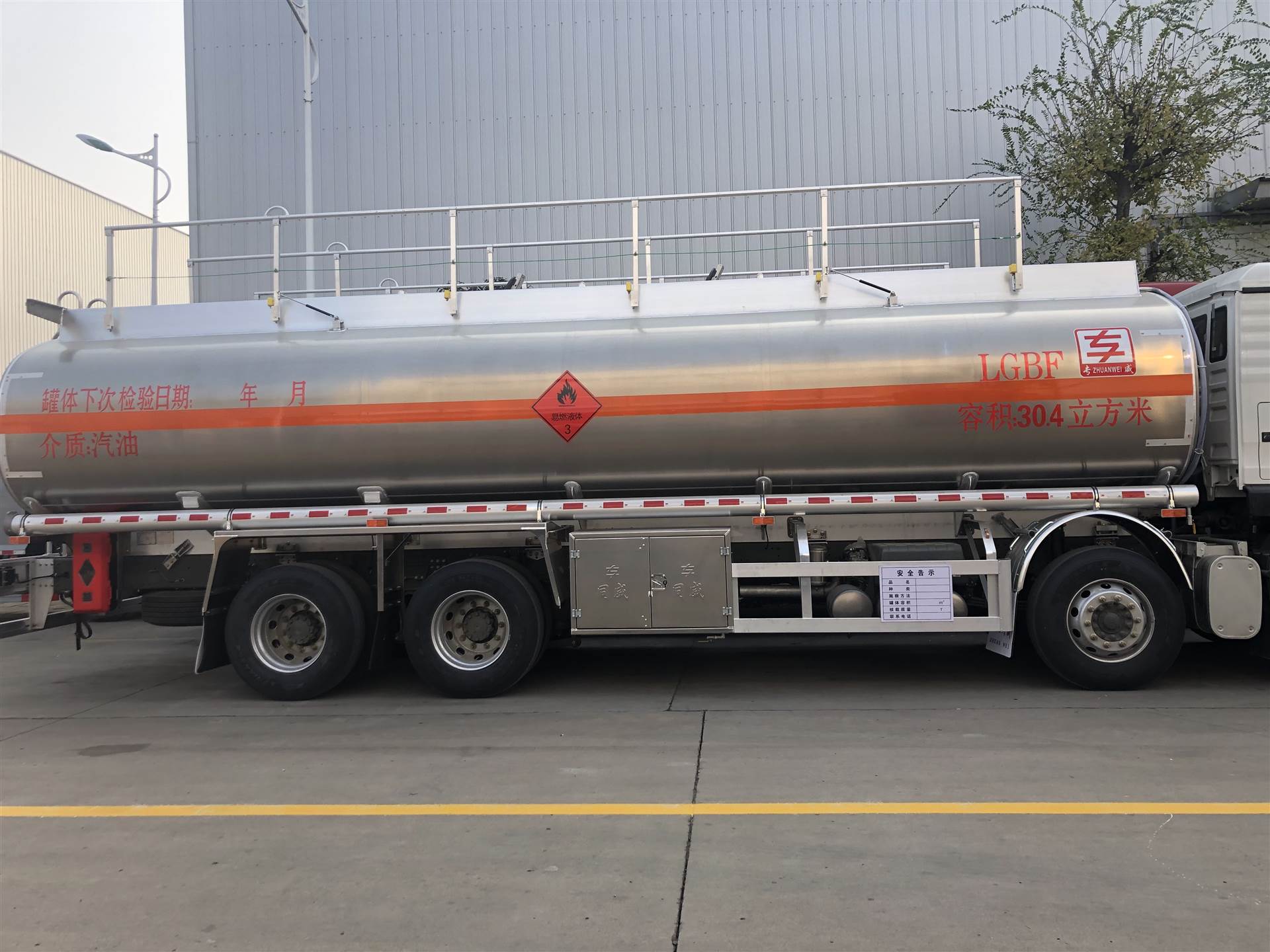 25吨豪沃前四后八运油车中型油罐车图片油罐车配置