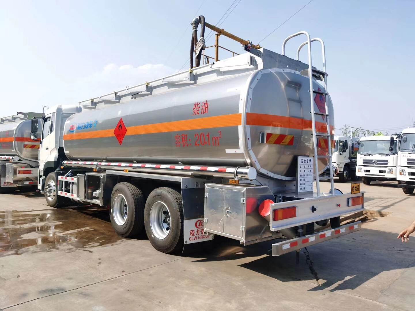 16吨东风天龙后八轮运油车热门东风油罐车价格实惠油罐车厂家