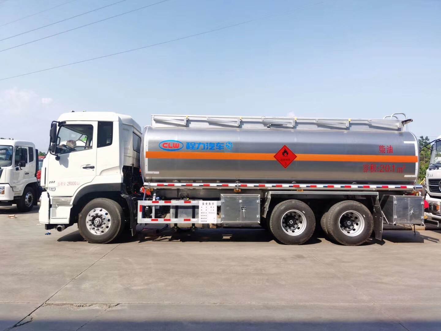 16吨东风天龙后八轮运油车热门东风油罐车价格实惠油罐车厂家