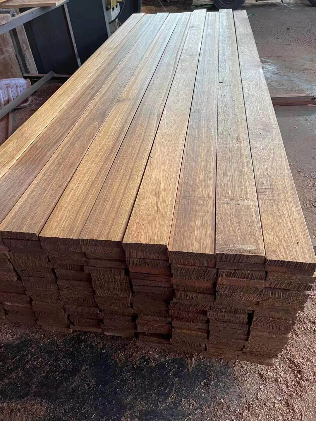 印尼菠萝格菠萝格木的一种,属于防腐木种类,材质硬,经常用于室外木作