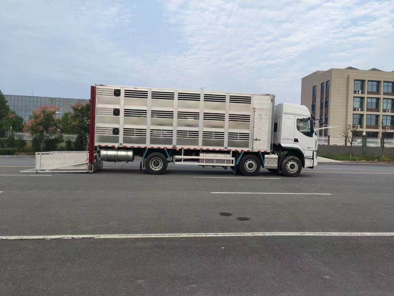 东风柳汽活猪运输车报价 天龙畜禽活猪运输车价格 前四后八天龙畜禽