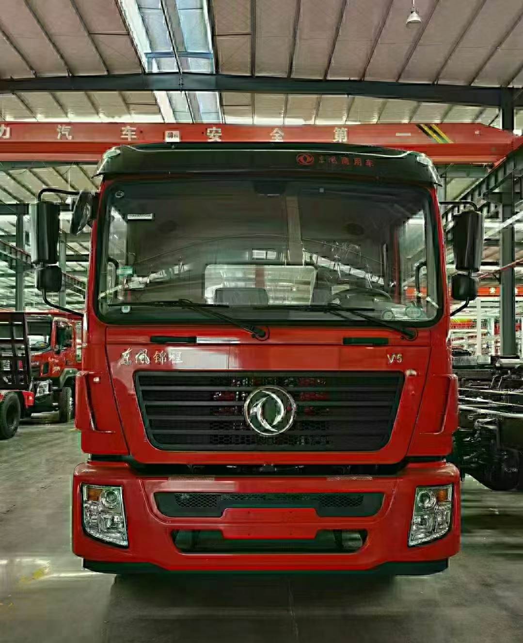 东风锦程v5单桥平板运输车玉柴200马力平板运输车随车吊厂家