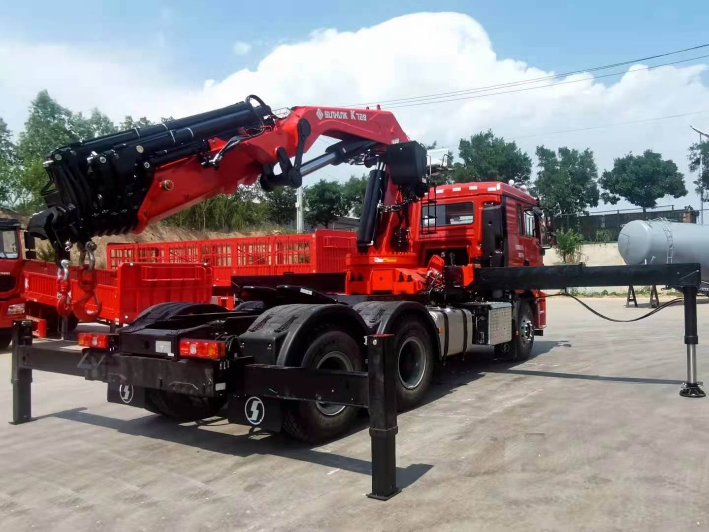 陕汽德龙35吨牵引头随车吊随车吊厂家