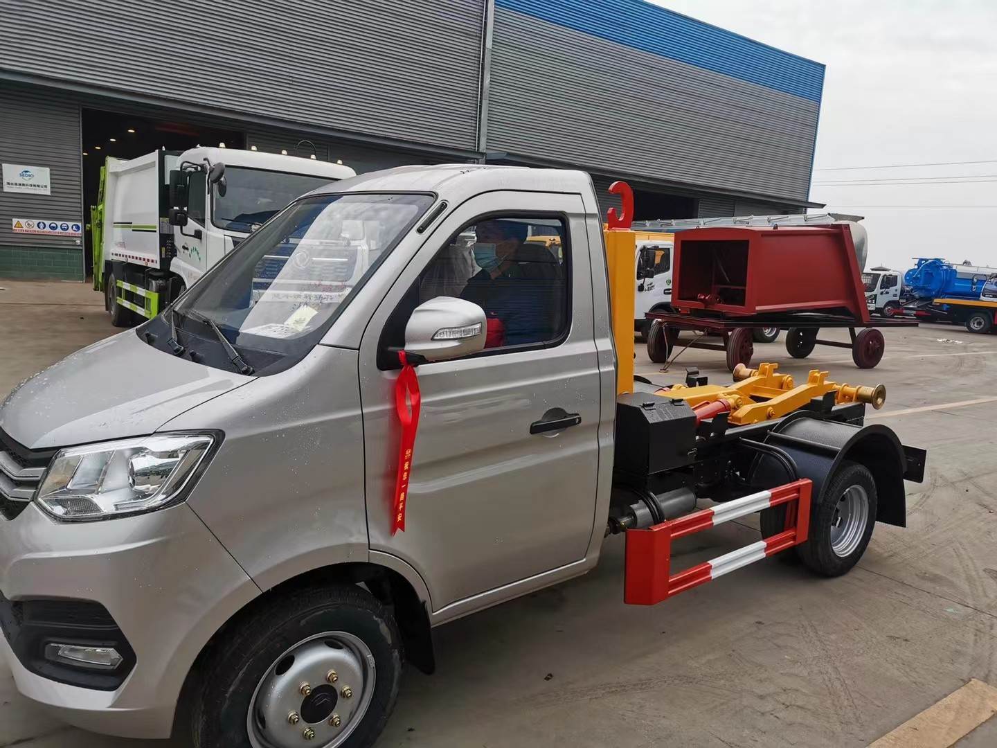 国六长安后双轮112马力勾臂垃圾车