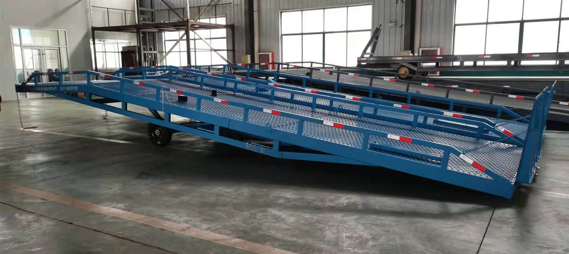 伊春供应 液压登车桥 移动式登车桥 10吨移动登车桥厂家