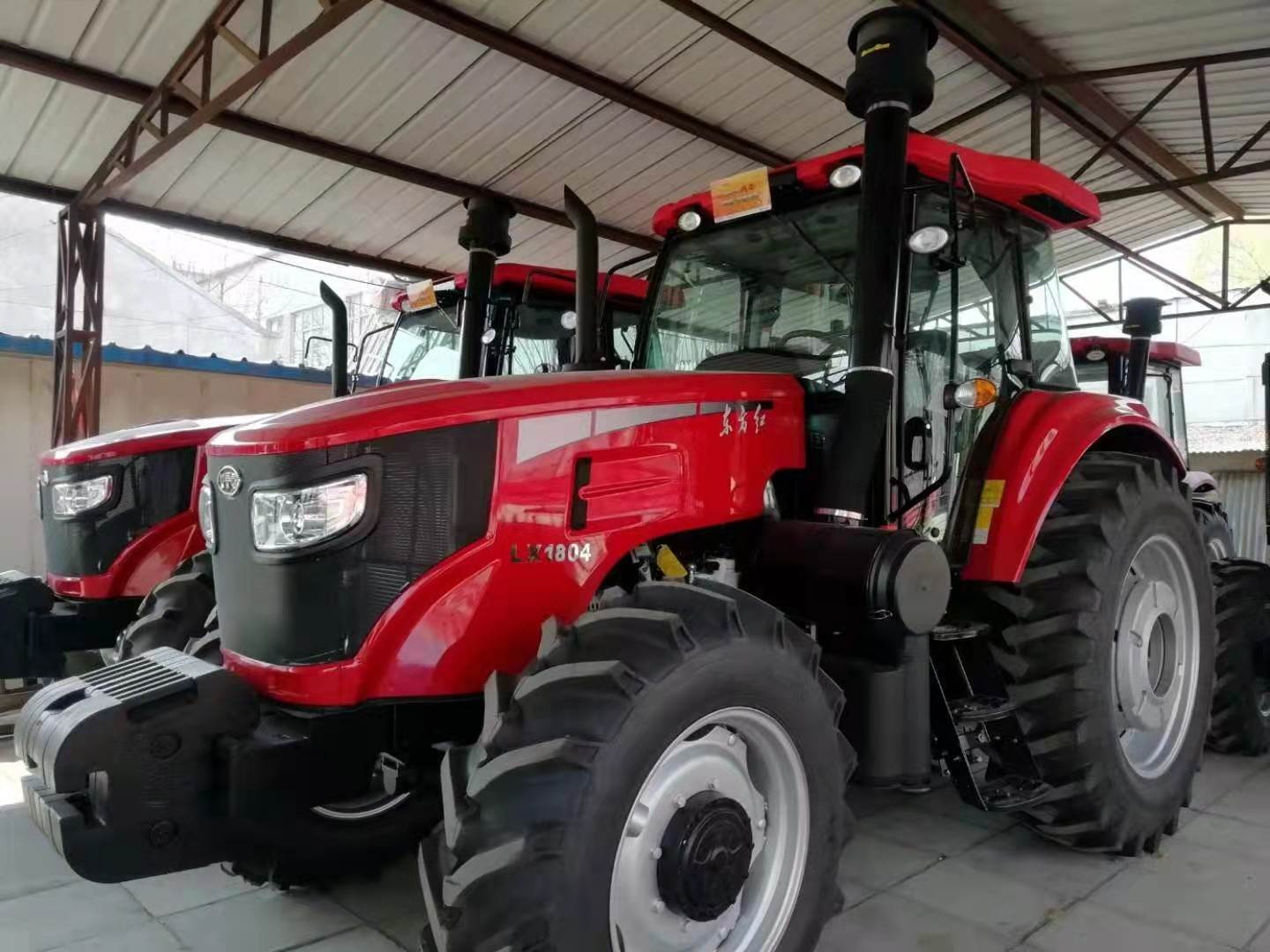 耕田犁地农用中型拖拉机东方红多缸拖拉机高低速水旱两用拖拉机