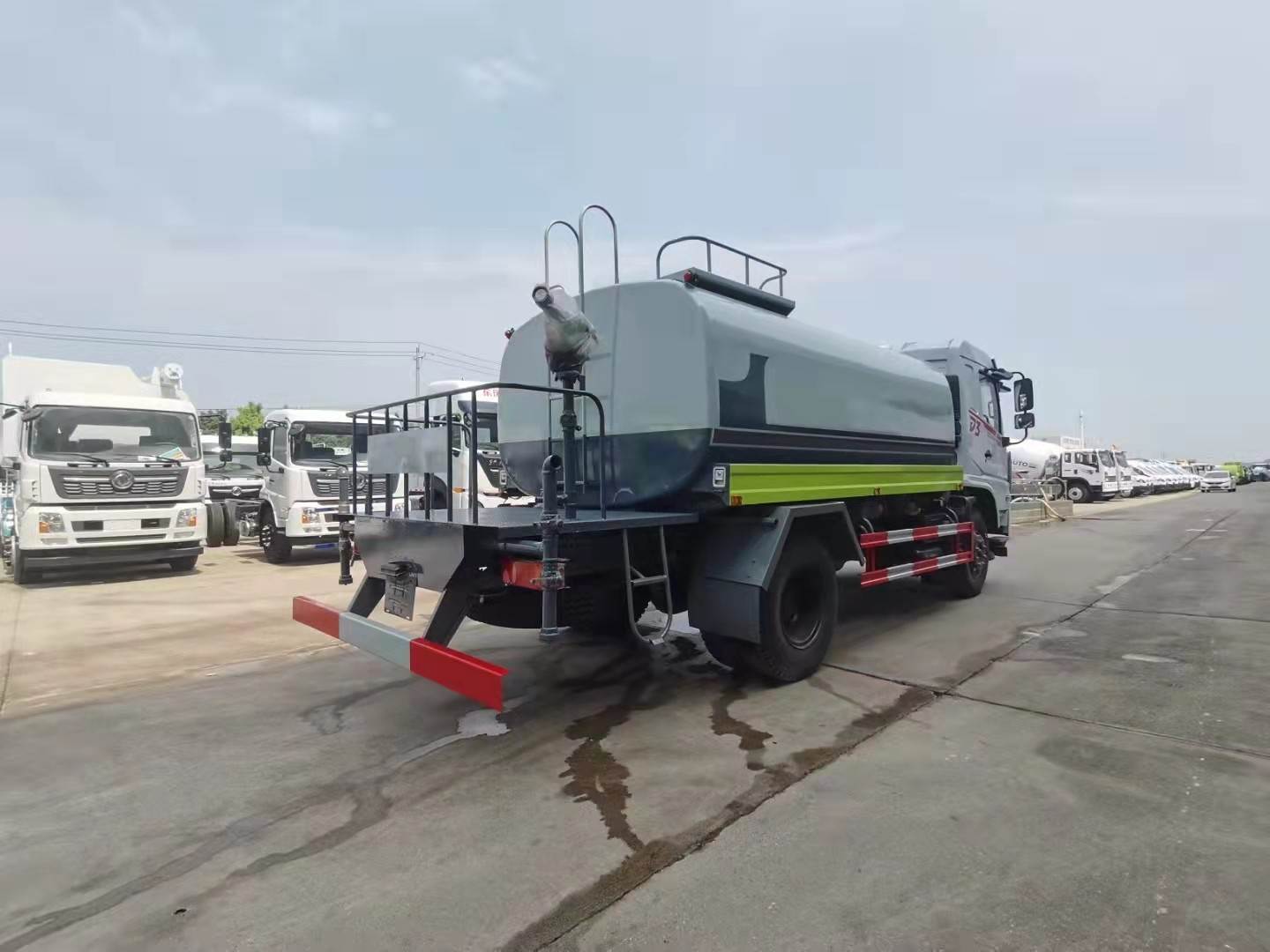 国六12方东风d3洒水车