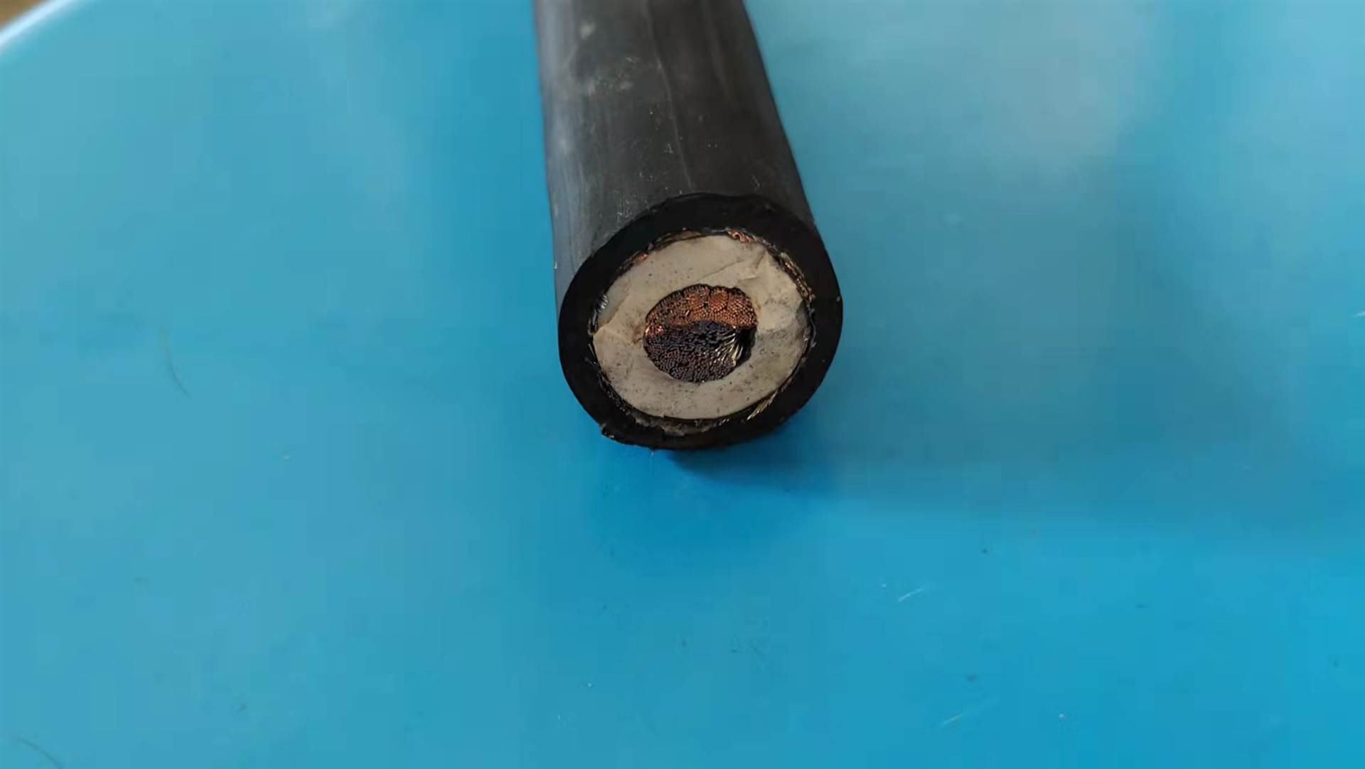 (4),防火封堵材料常用的有防火岩棉,石棉板,石棉绳,防火胶泥及较先进