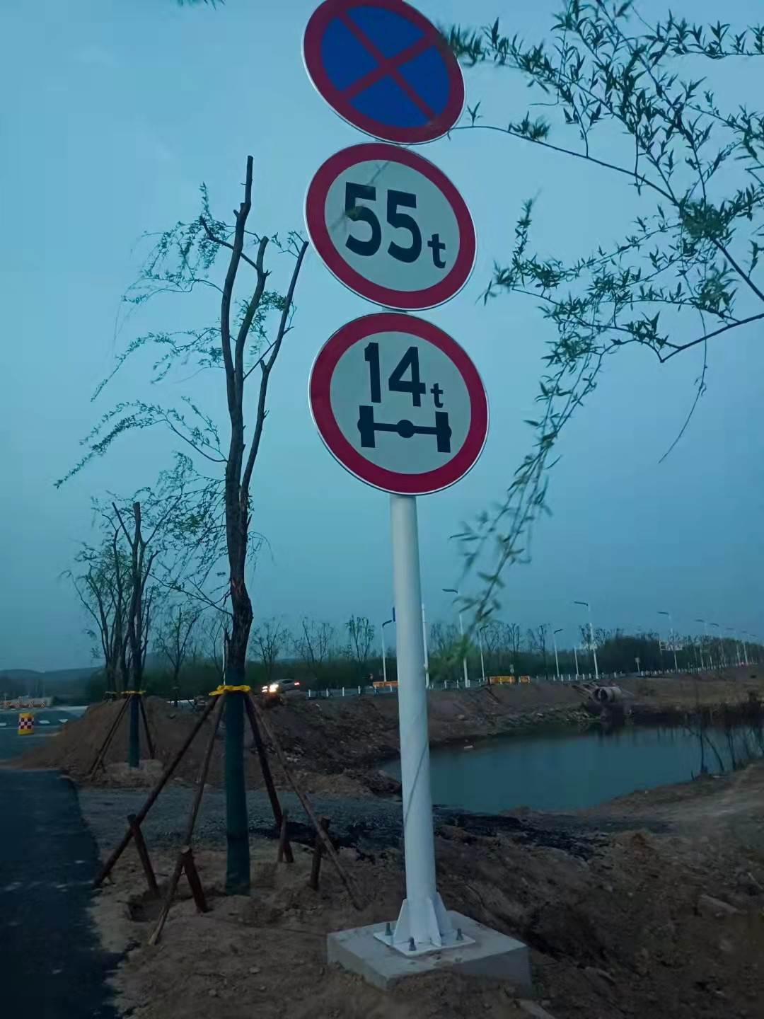 包头单悬臂标志杆包头l型标识牌厂家鄂尔多斯单立柱标志牌价格