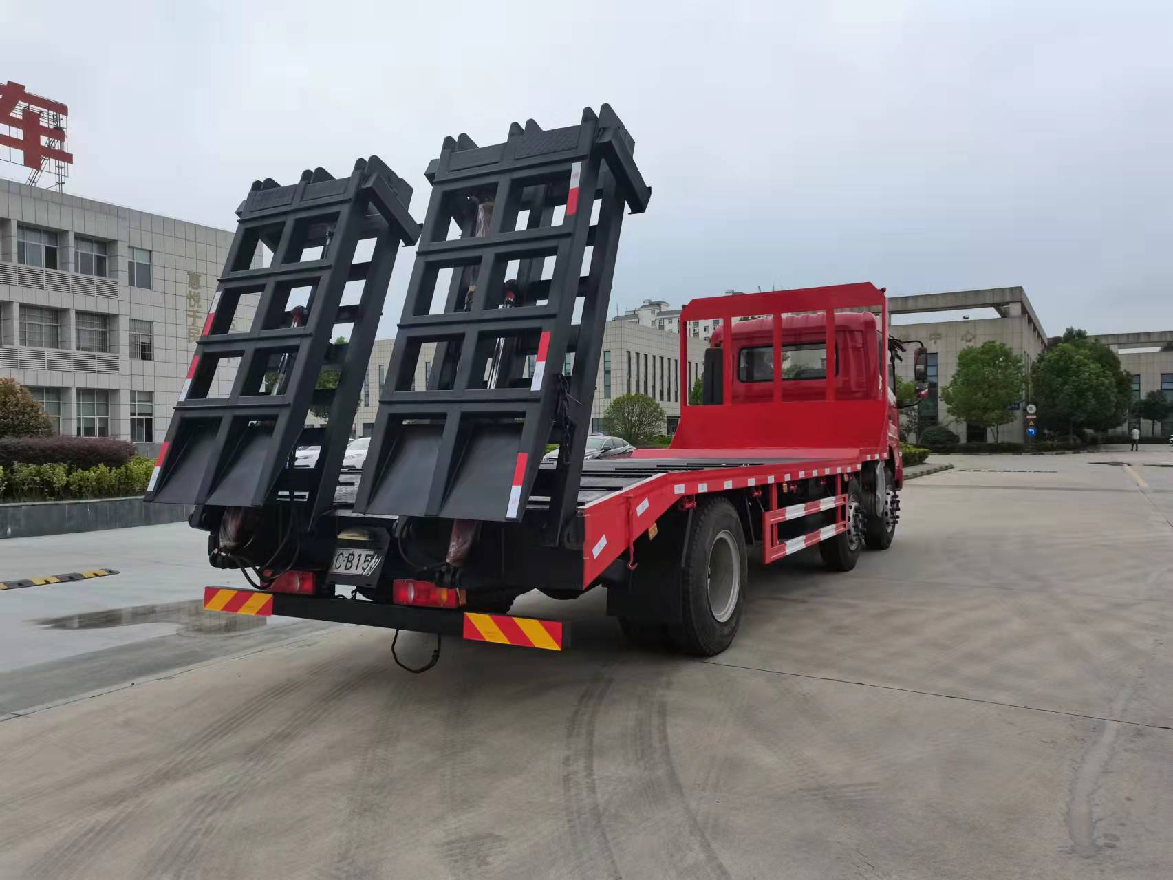 小三轴钩机拖车东风前四后四钩机平板运输拖车