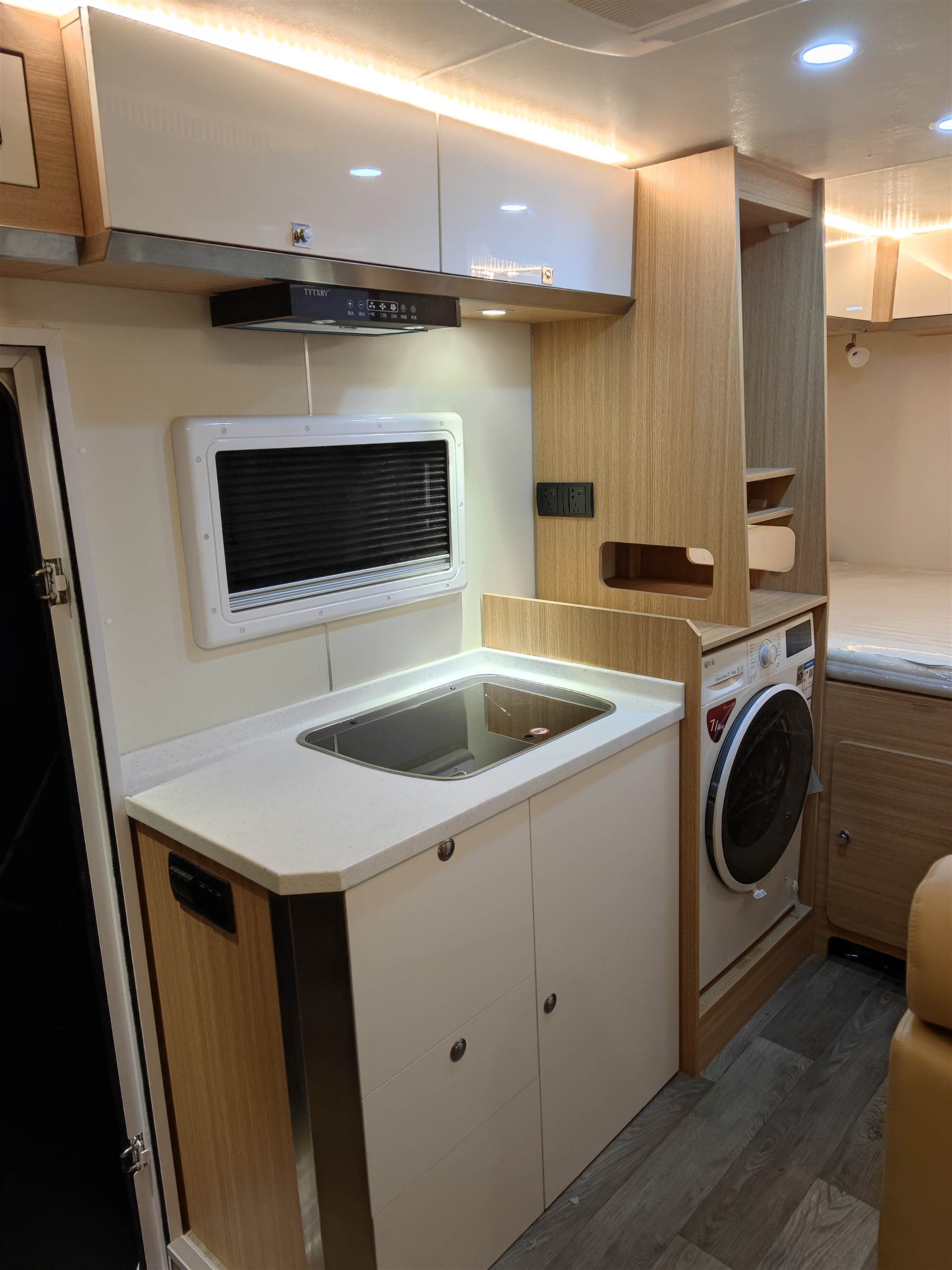 跃进轻卡房车c型房车铝制箱体房车