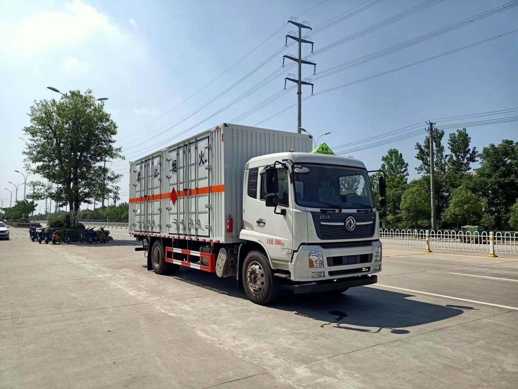 东风天锦68米危险品厢式