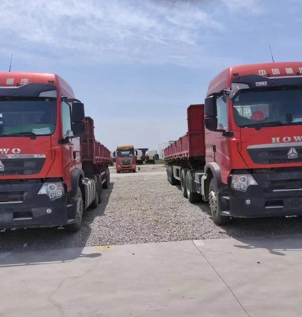 刚到家两台豪沃tx/两头,两挂,21年5月份跑车,潍柴发动机/460马力,重汽