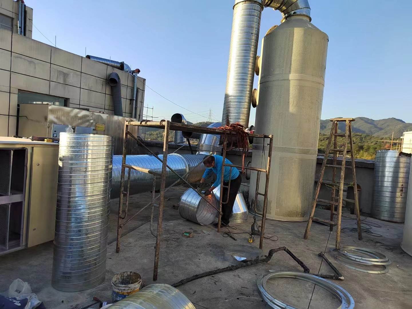 义乌黑白铁皮烟囱定做安装  老师傅施工 白铁皮通风管加工厂家