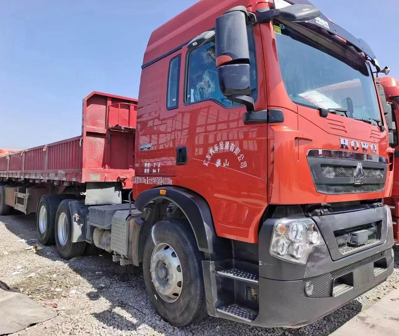 豪沃tx潍柴460马力半挂车带同年限13米标车侧翻,车况原版轮胎8成新,可