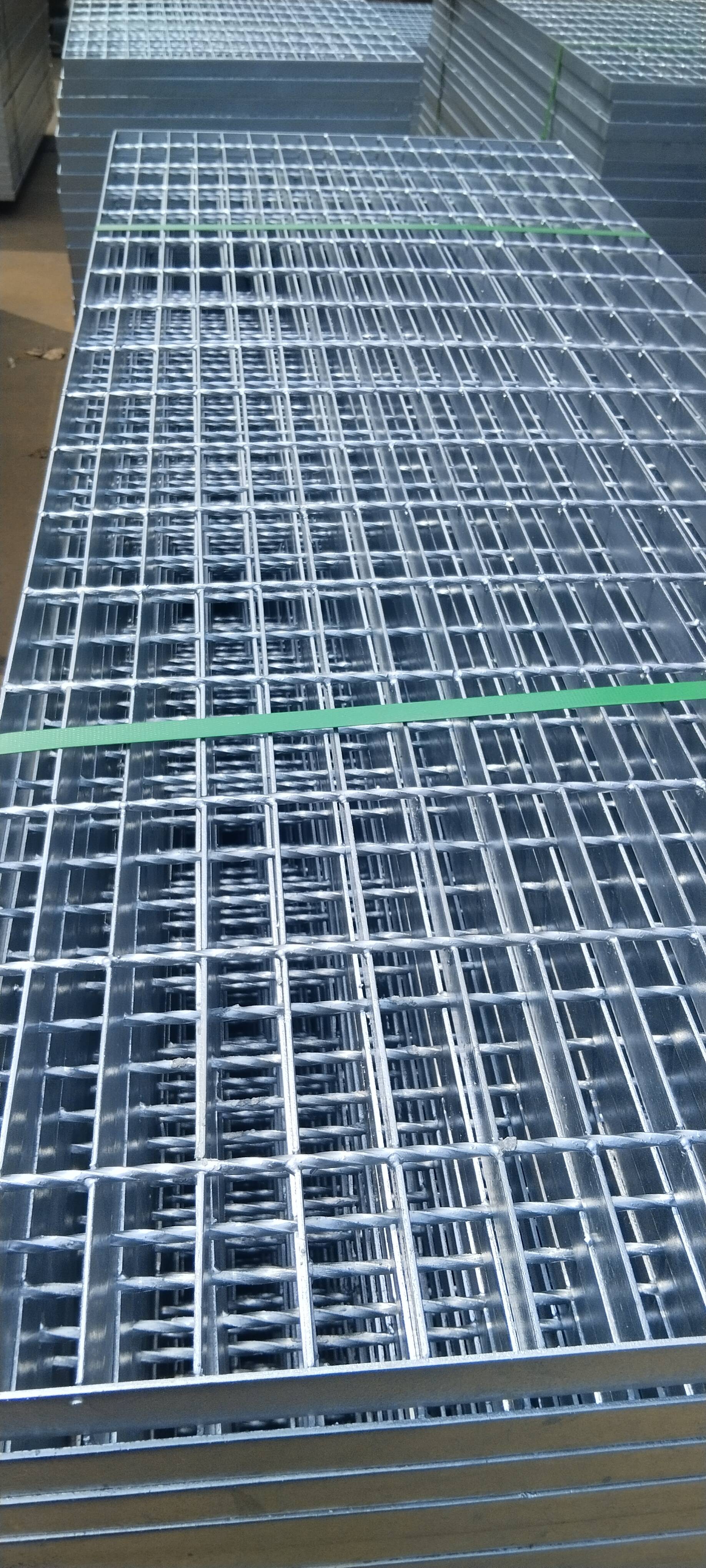 楼梯踏步镀锌钢网