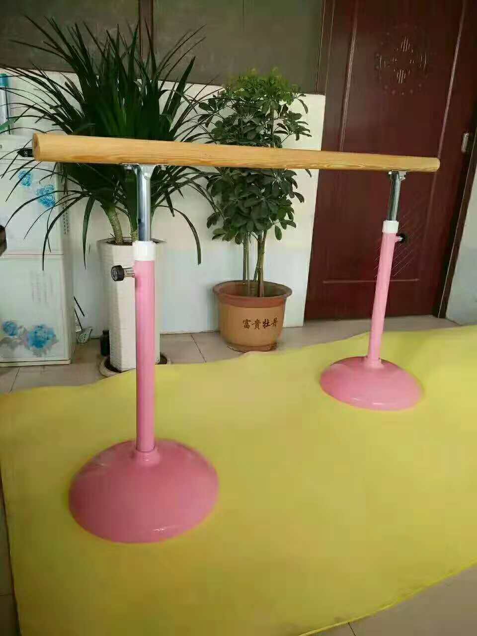 舞蹈把杆(又名:压腿杆,舞蹈室把杆,舞蹈房把杆)是舞蹈形体训练过程