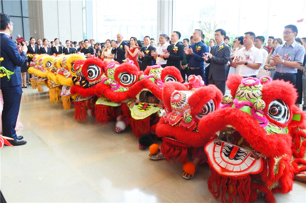 中国舞狮是有着悠久的文化历史的,从古代时就一直受到大众的喜爱,并且