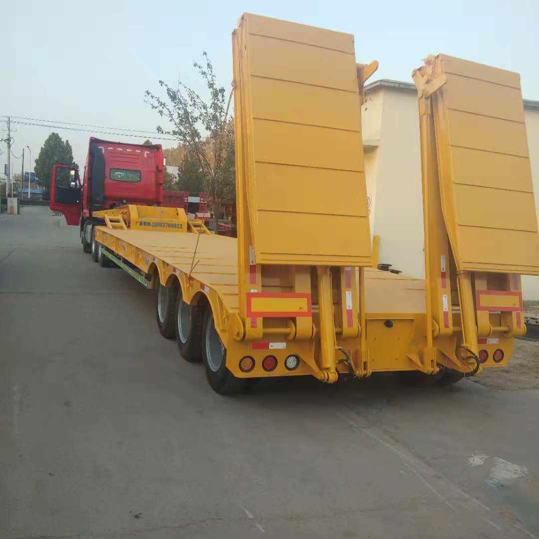 低平板半挂车低平板半挂车载货也很广泛,适用于多种机械设备,大型物件