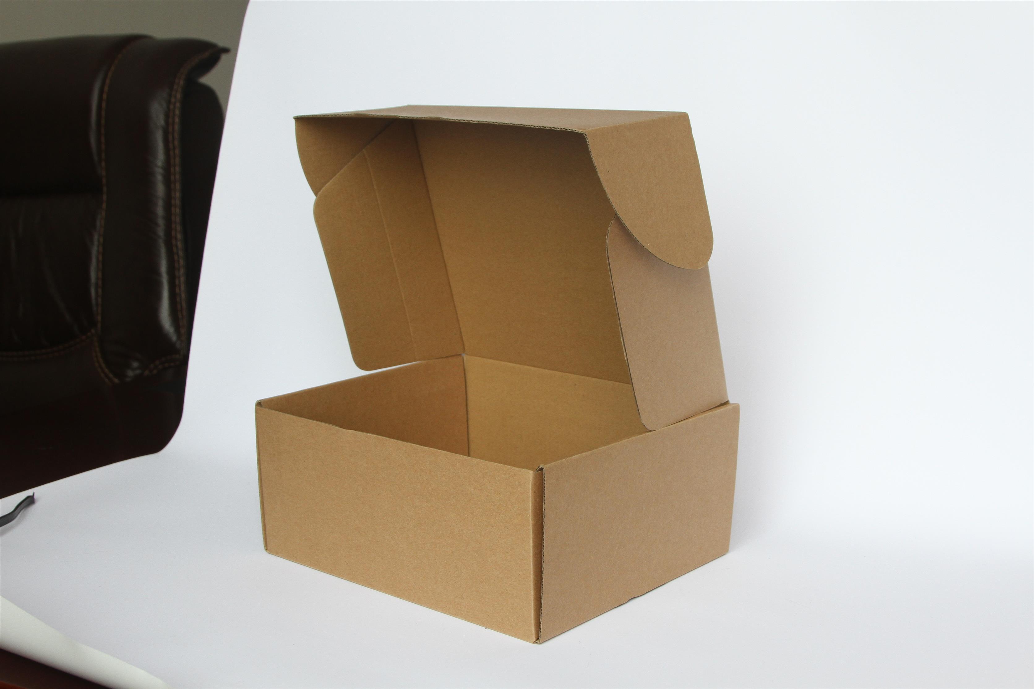 其次,这种纸箱在使用上干净卫生,包装时可密封,能够做到防尘,能够有效