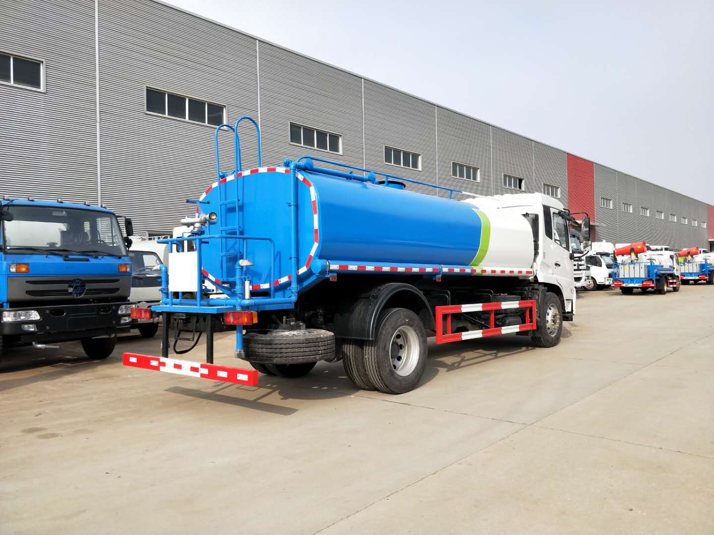 法士特六变速箱洒水车带30米雾炮 8方绿化喷水车