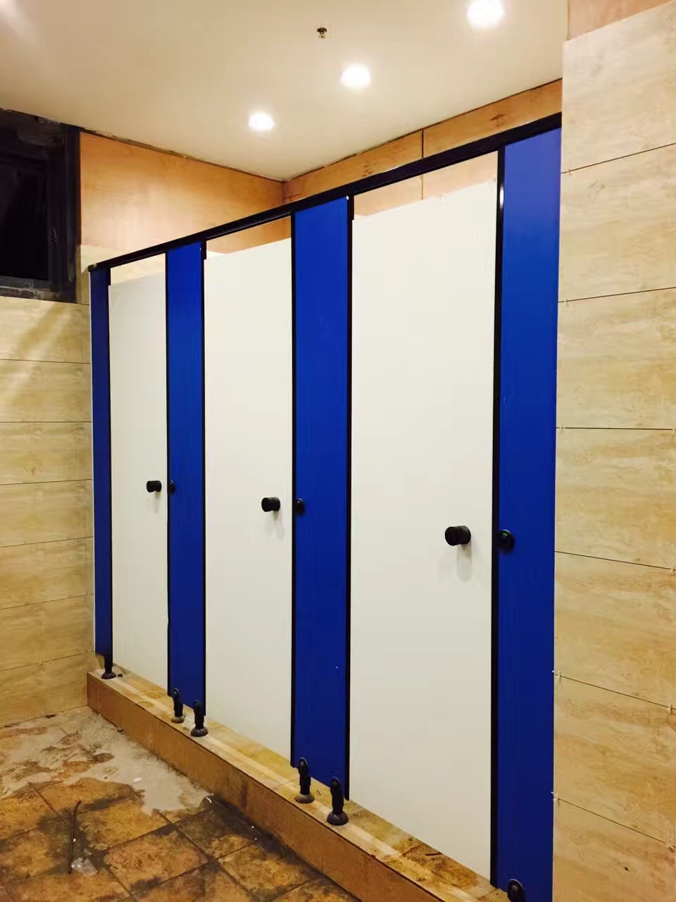 厂房简易卫生间隔断门洗手间隔断设计施工精细舒适高雅