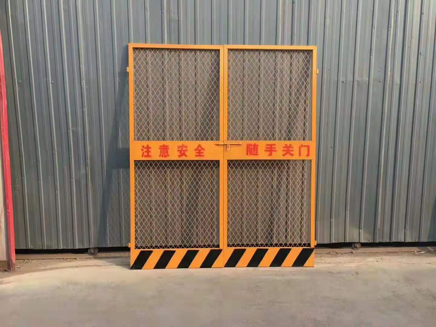 用途工地人货施工电梯通道,电梯井口安全防护产地河北安平很多的施工