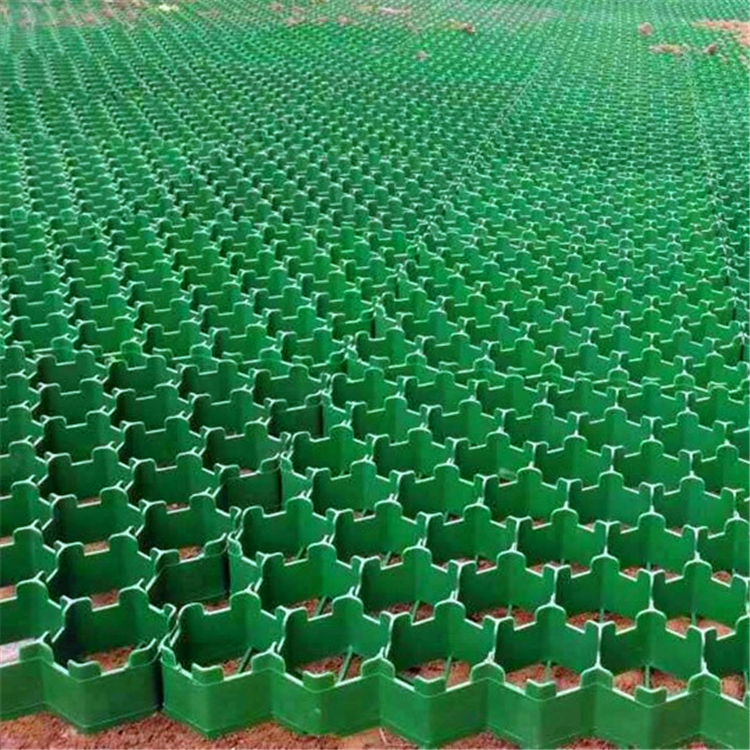 7,铺设草皮时,先把栽培土往植草格内填满,用刮尺