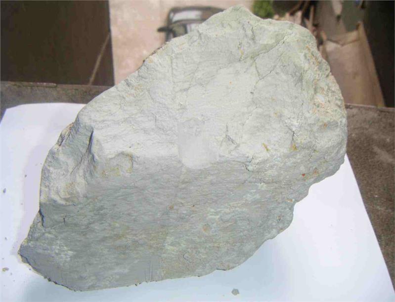 高岭土是一种非金属矿产,是一种以高岭石族粘土矿物为主的粘土和粘土