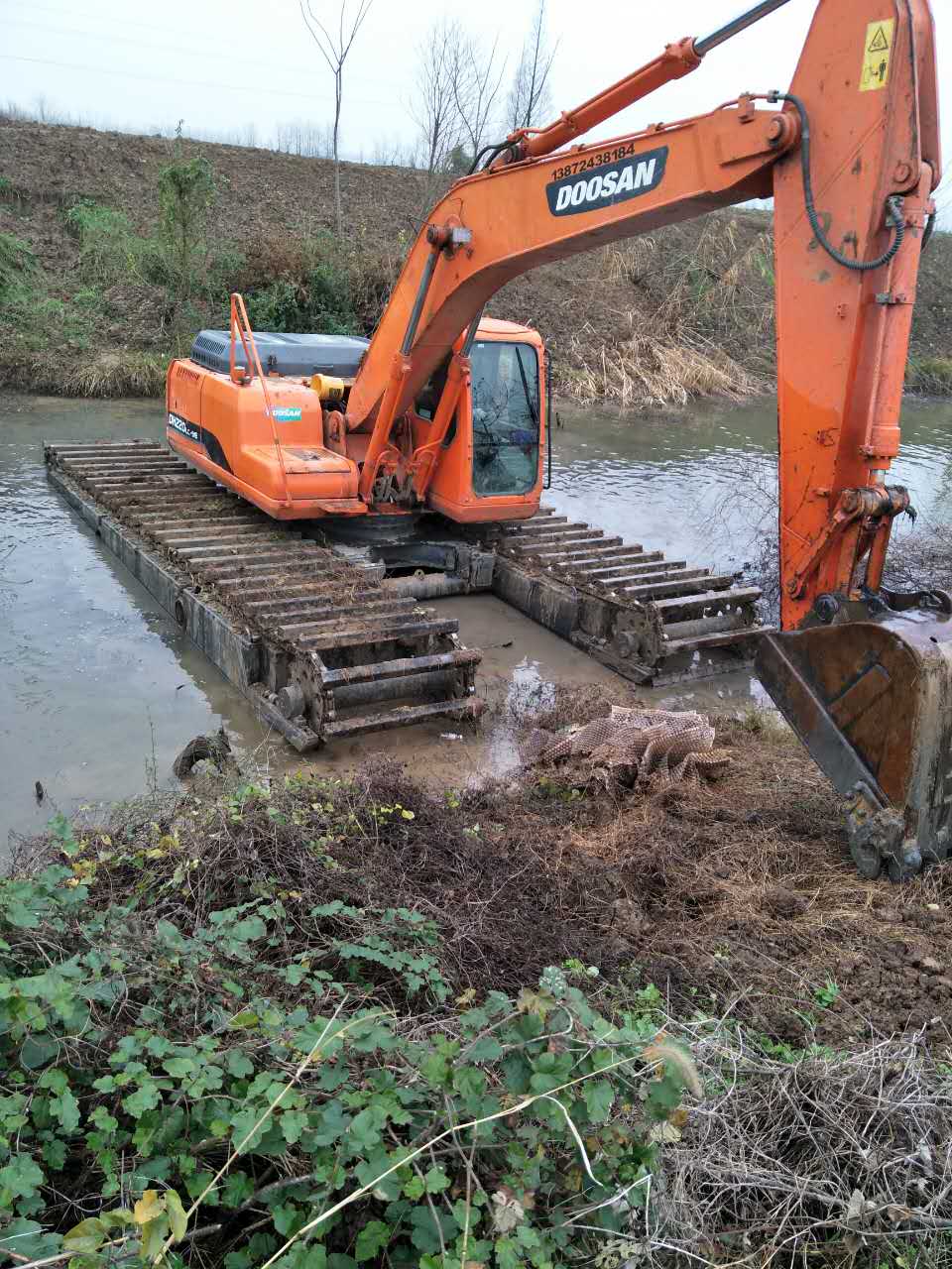 水陆挖机租 湿地沼泽挖掘机 附近船挖出租费用