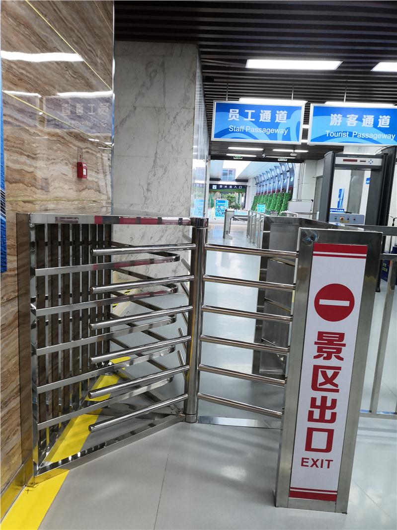 防尾随:具有防尾随功能,过一个人旋转120/90度,且自动锁死.