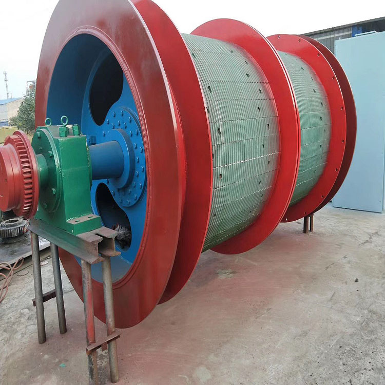 伸缩式电缆绞车能将电缆整齐地排在滚筒上,需要使用时,将电缆连接到