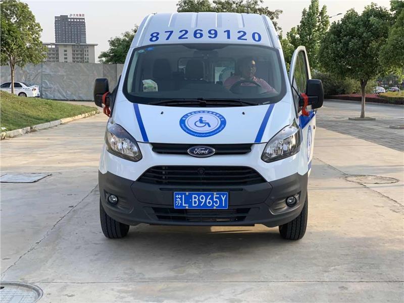 非120网络救护车的外观装饰为:为宝蓝色及宝蓝色7100的反光条.