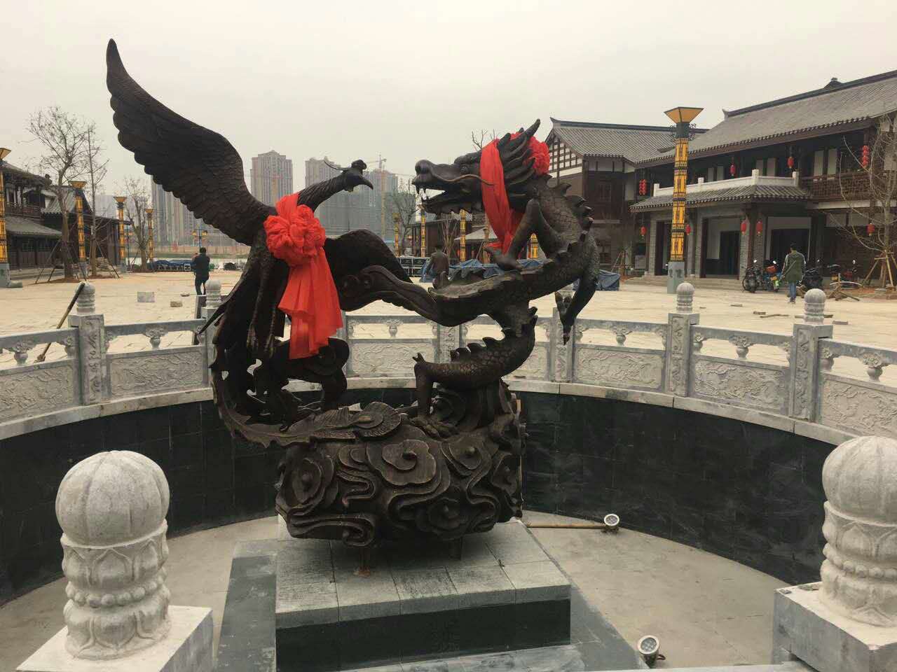 现代雕塑里,铜雕在装饰物这一块所占的分量越来越重要.