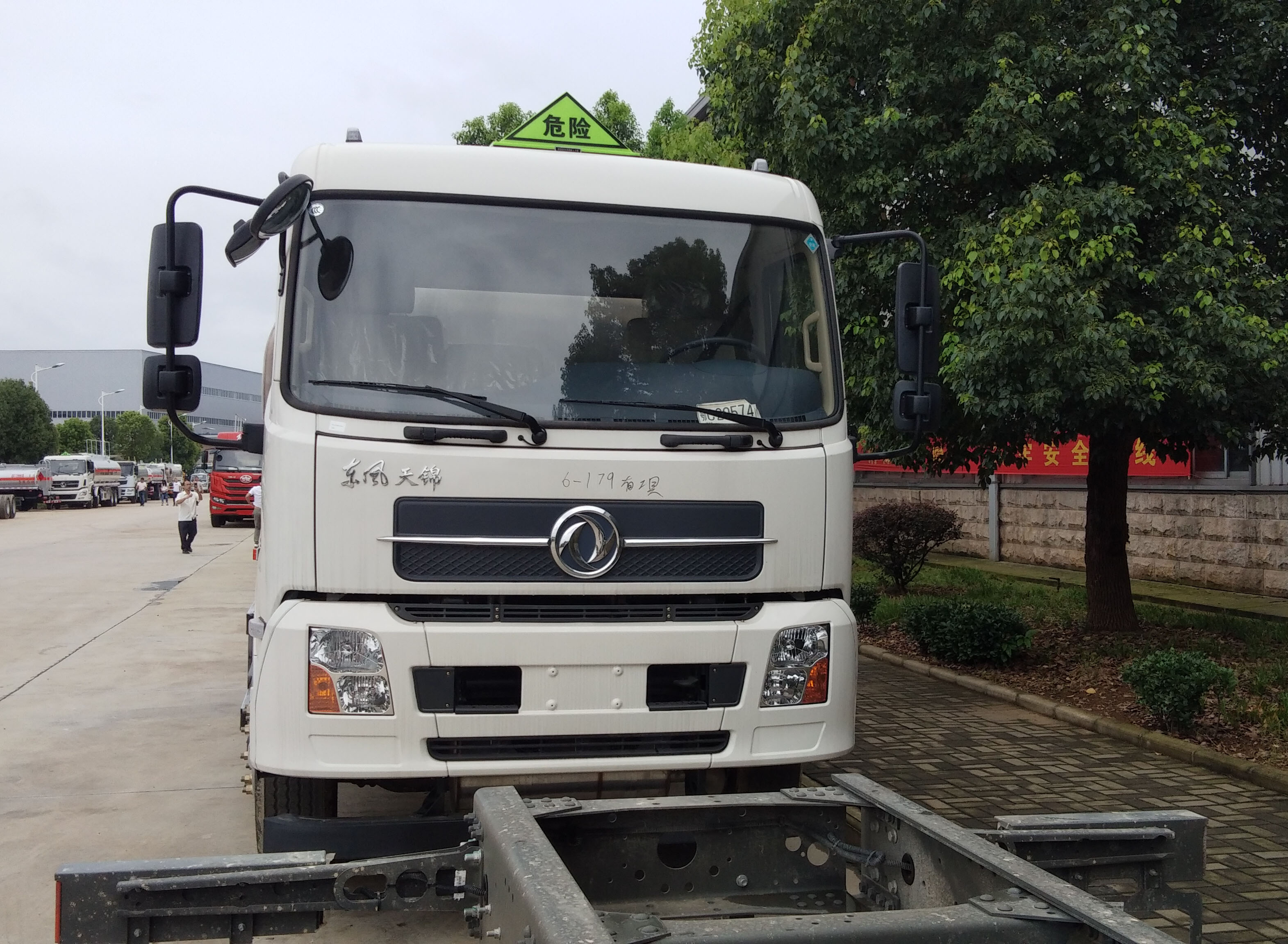 黄牌易燃气体运输车 东风多利卡中型气瓶运输车