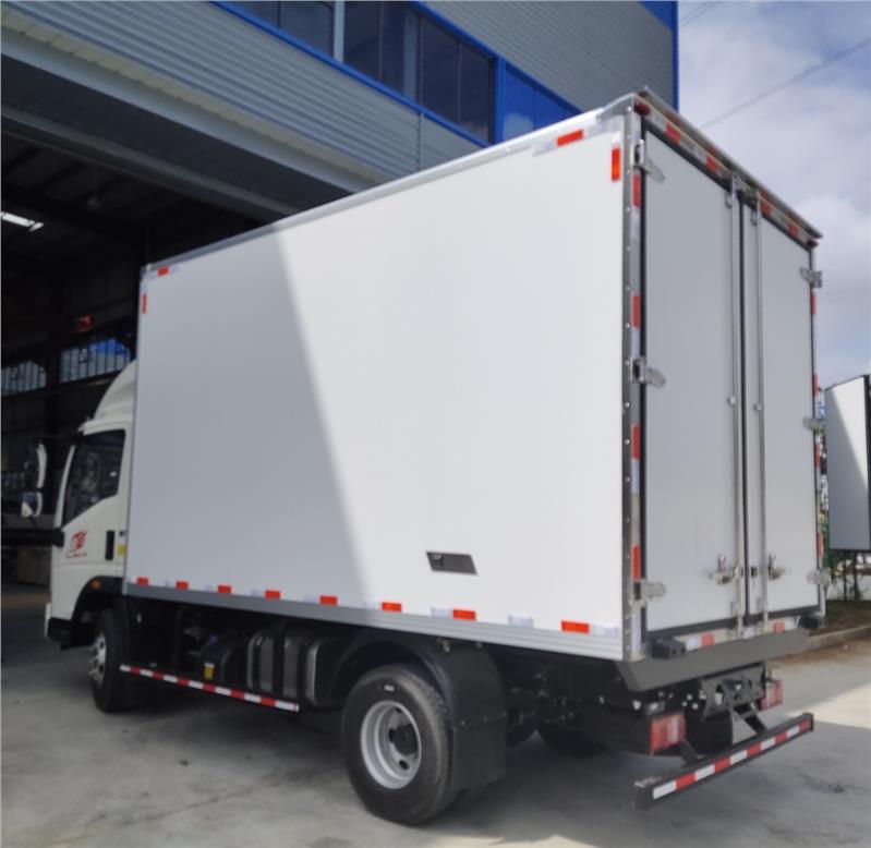 一般的冷藏车地板都是采用带通风的铝导轨地板;但是也有一些冷藏车是