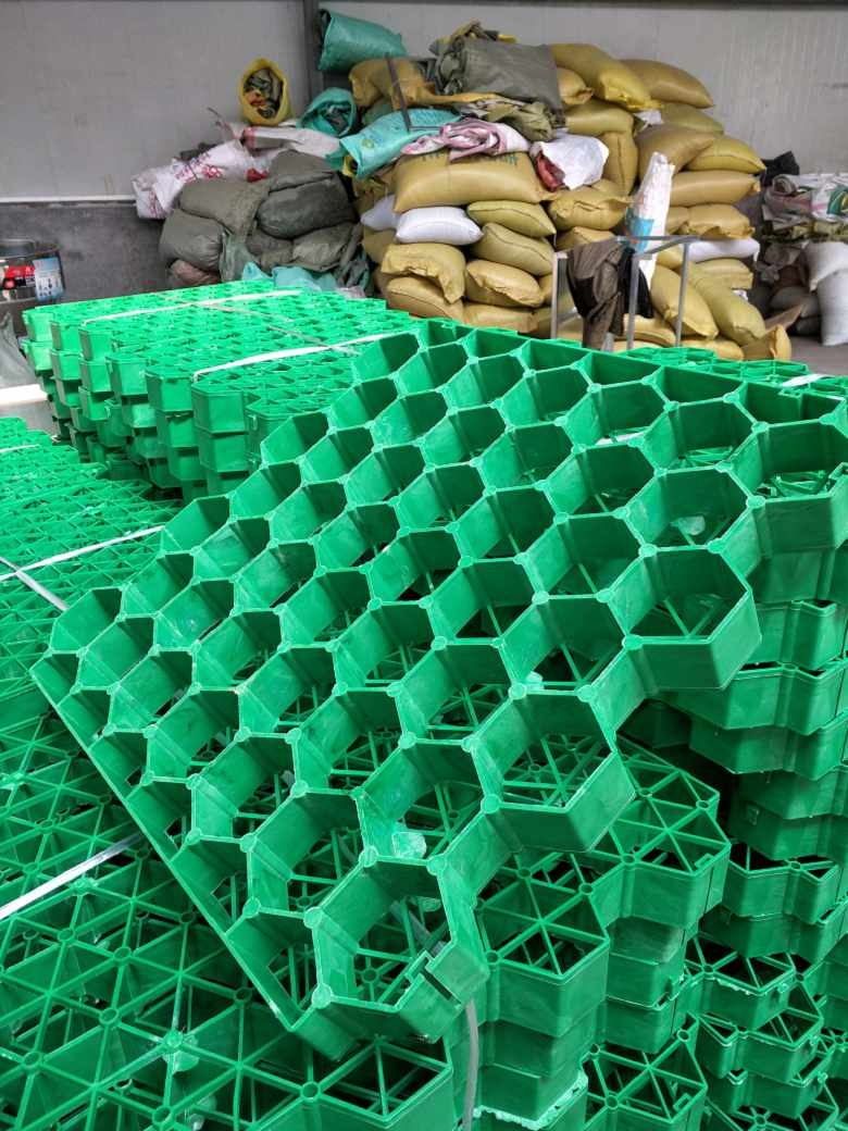 植草格作用用途:1,各类挡土墙背面垂直及水平排水