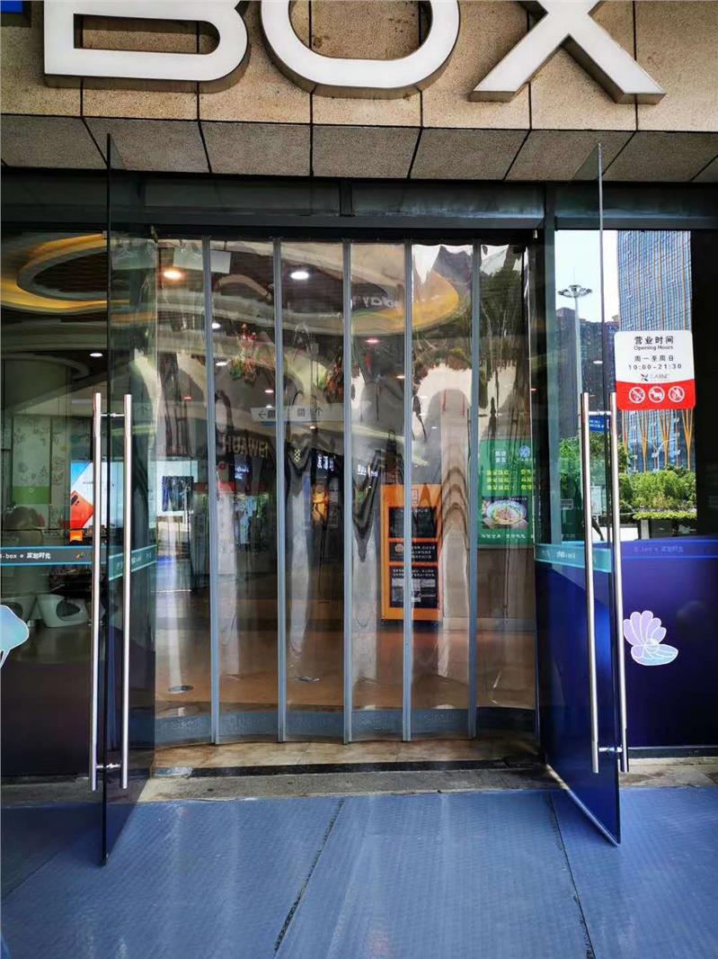 磁吸塑料门帘是以pvc塑料为原料制作的门帘,它的特点就是环保矮全