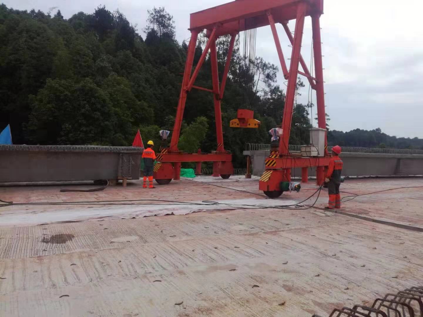 轮胎式提梁机 乐山桥梁设备120吨架桥机安装电话