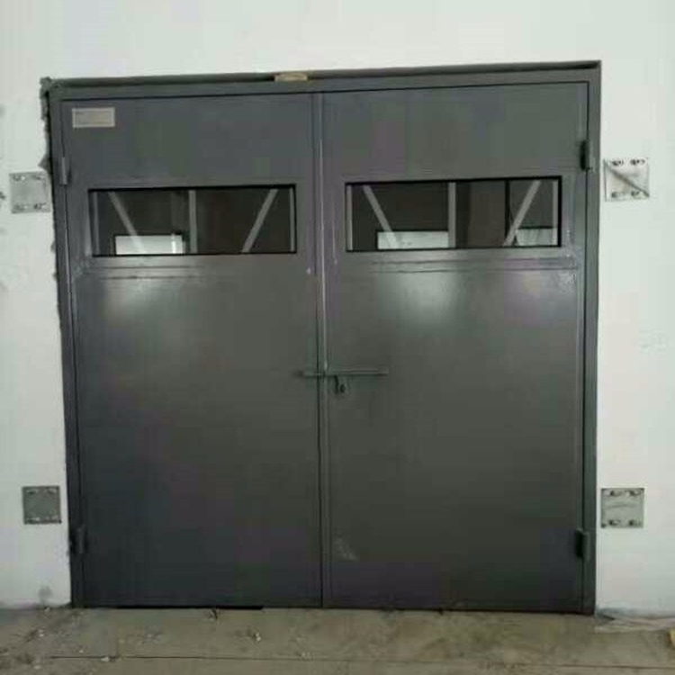 钢木复合门即工艺木装甲门,又称钢木门,是一种新型防盗门,里面用钢条