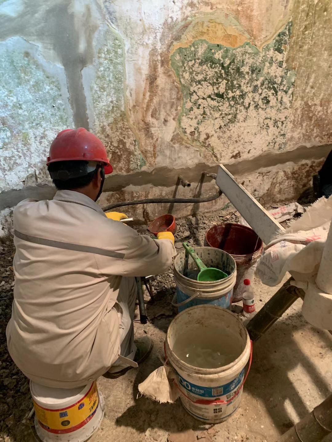 为保证污水池堵漏工程质量,有关技术人员应加强施工现场管理,确保施工