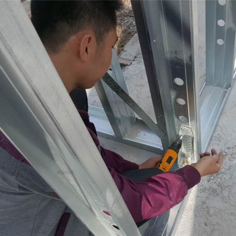 隔墙高度大于3m时应加横向卡档龙骨,采向抽心铆钉或螺栓固定