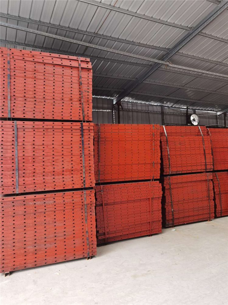 是因为其与木模板相比,有很多优势:1,重量轻,板幅大,比组合钢模板重量