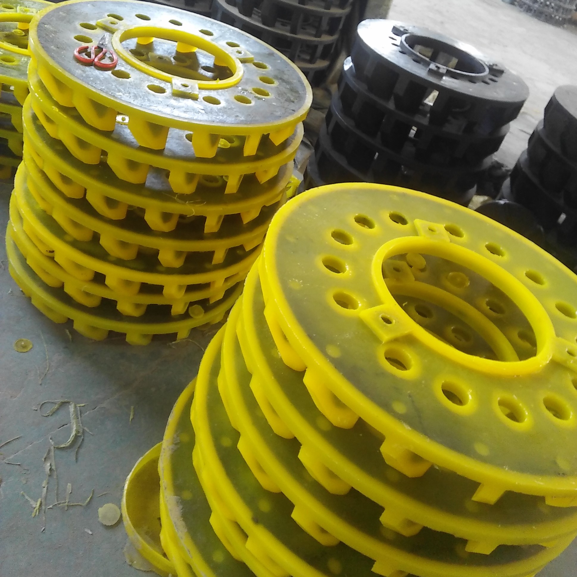 浮选机叶轮盖板是浮选机的主要部件,它与泵的真空室负压区相似,浮选