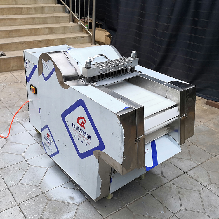 小型全自动剁鸡块机机器特点:1,小型全自动剁鸡块机的工作为全自动