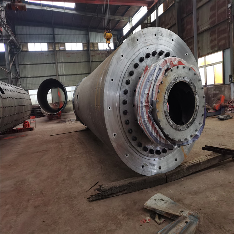 球磨机的排矿部在空心轴出料揣装有斜截头圆锥形铸钢衬套,其上有螺旋