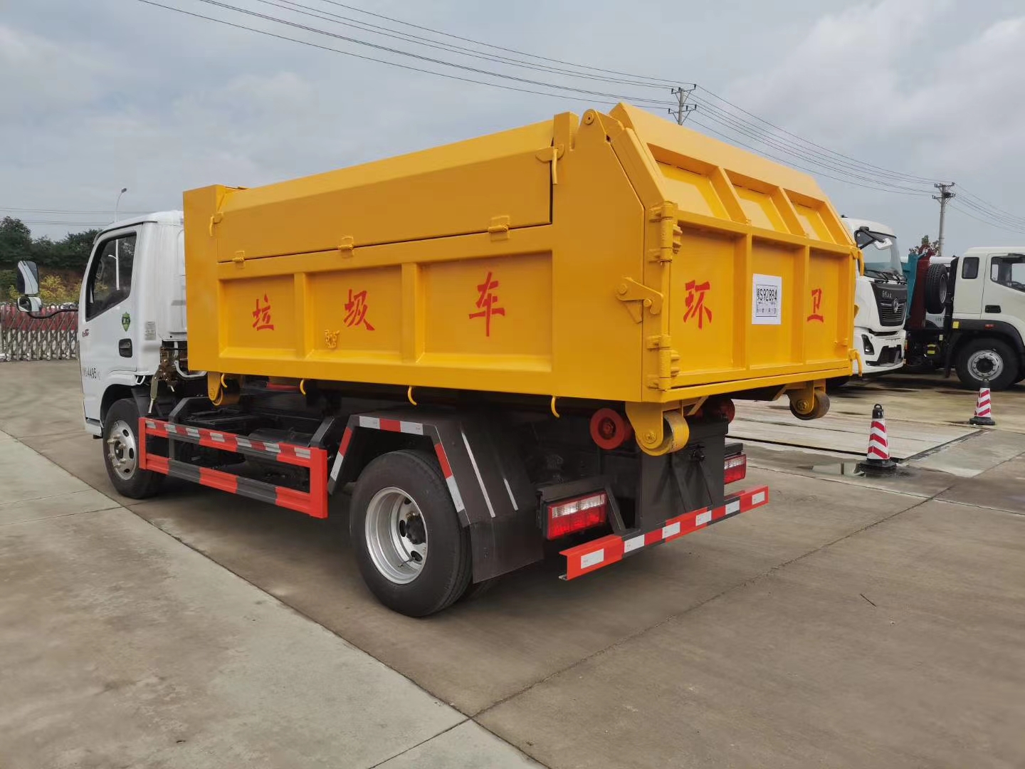 奥驰飞碟6方建筑垃圾清运车南宁6方钩臂垃圾车图片参数配置