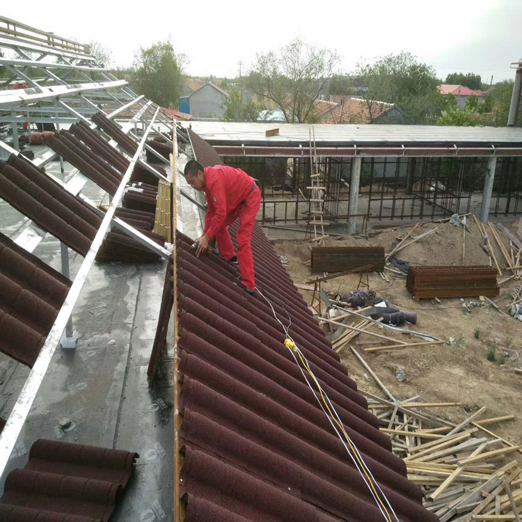 仿古金属瓦施工简便   仿古瓦面积大,不受产品自重的影响,施工中不