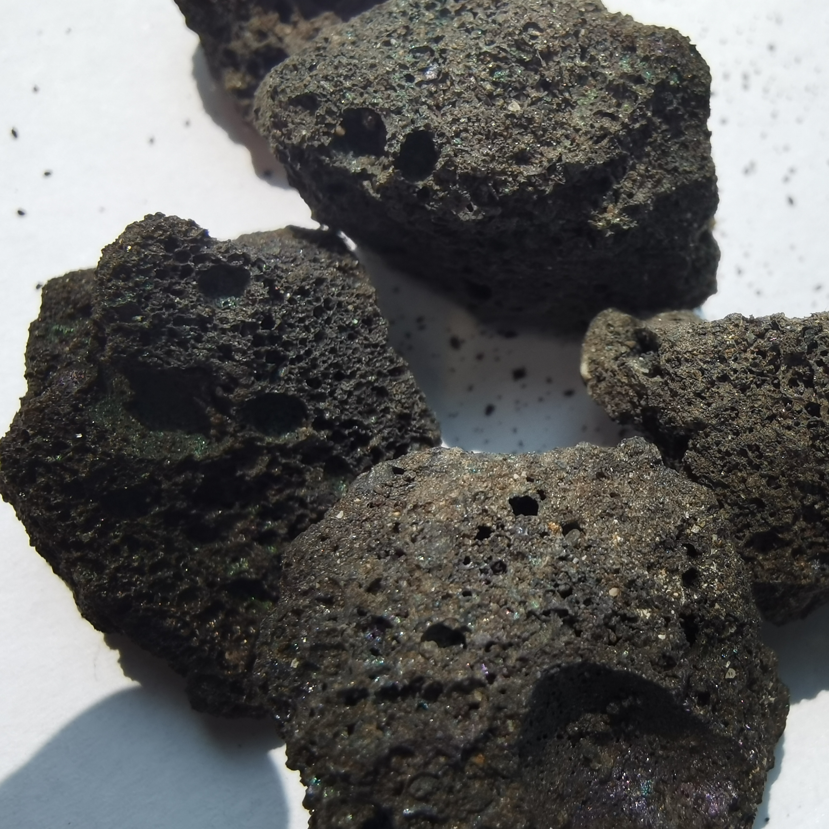 据火山碎屑的粒度可分为沉集块岩,沉火山角砾岩和沉凝灰岩等,以沉
