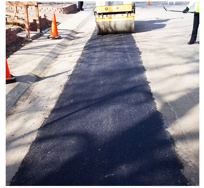 3,修补完后在坑槽的四周用沥青或沥青砂灌缝防水;2,在施工过程中,将涂